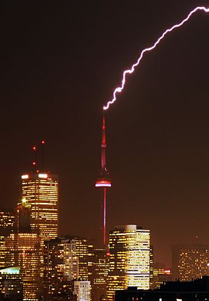 Archivo:CN Tower struck by lightning-Edit(Taxi)