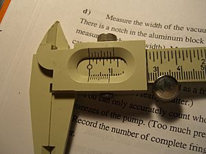 Archivo:Calipers in physics lab