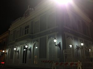 Archivo:Casa Alcaldía de Guayama de noche