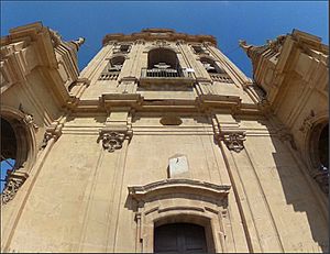 Archivo:Catedral de Murcia - Fachada sur de campanario y reloj solar en el balcón de los conjuratorios