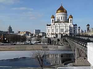 Archivo:Cathedral of Christ the saviour side