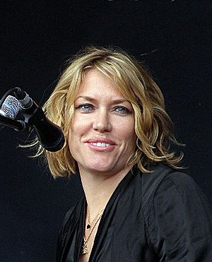 Archivo:Cerys Matthews Glastonbury 2008 (cropped)