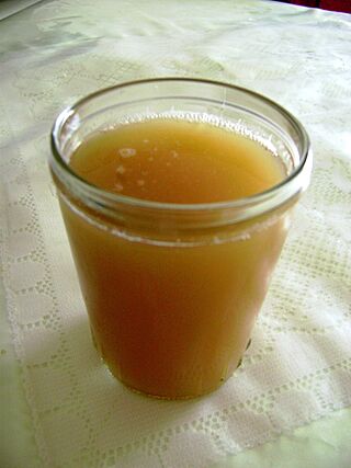 Chicha de jora en vaso.JPG