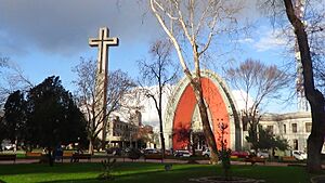 Archivo:Chillán - 2013 - Catedral de Chillán y Plaza de armas de Chillán