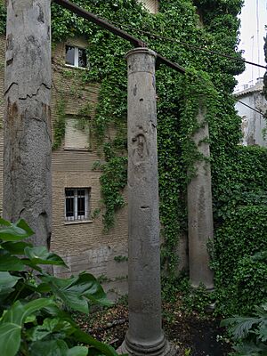 Archivo:Columnas de la calle Mármoles, Sevilla