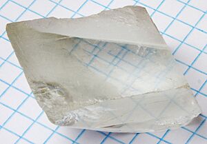 Archivo:Crystal on graph paper