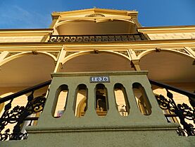Archivo:Detalle de una mansión en la calle General Pedro Lagos, Valdivia
