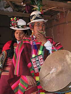 Dos quechuas con siku y caja.jpg
