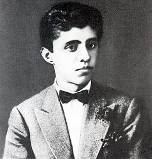 Archivo:Enver Hoxha aged 18 1927
