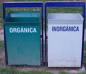 Archivo:Es reciclaje contenedoresOrgánicoInorgánico