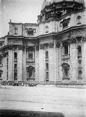 Archivo:Exterior de la basílica de Sant Pere del Vaticà (cropped)