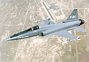 Archivo:F-20 flying