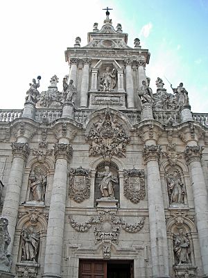 Archivo:Fachada Universidad Valladolid (2)