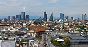 Archivo:Full Milan skyline from Duomo roof