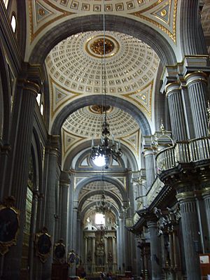 Archivo:Interior de la catedral 2