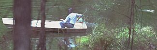 Archivo:Jimmy Carter in boat chasing away swimming rabbit, Plains, Georgia - 19790420 (cropped)