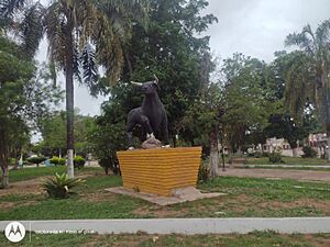 Archivo:La estatua del toro en la plaza central de yuto
