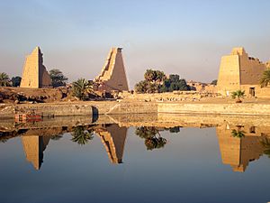 Archivo:Lago sagrado de Karnak, Egipto. Marzo de 2008