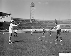 Archivo:Mexicaanse voetballers gooien ballen over, Bestanddeelnr 912-3644