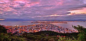 Archivo:Morro da Cruz, Florianópolis - SC, Brazil - panoramio (cropped)