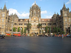 Archivo:Mumbai Train Station