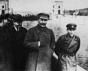 Archivo:Nikolai Yezhov with Stalin and Molotov along the Volga–Don Canal, orignal