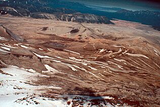 Archivo:Novarupta lava dome viewed from Mount Katmai