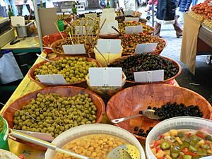 Archivo:Olives au marche de Toulon p1040238