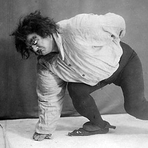 Archivo:Ostuzhev as Quasimodo, 1925 v2