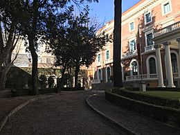 Archivo:Palacio de Zurbano, jardín