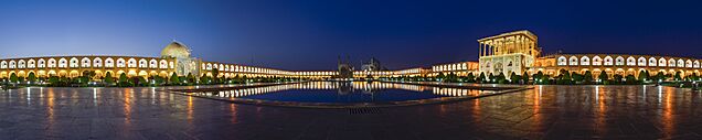 Archivo:Panorama of Naqsh-i Jahan Square, Isfahan at blue hour (2019)