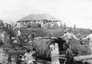 Archivo:Parti av hamnen i Carmen med bl.a. baureindianer. Lokal, Carmen, R. Blanco, bifl. till Guaporé, n.ö - SMVK - 005606
