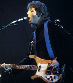 Archivo:Paul McCartney during a Wings concert, 1976