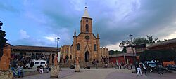 Plaza principal e iglesia de Ráquira (Boyacá).jpg