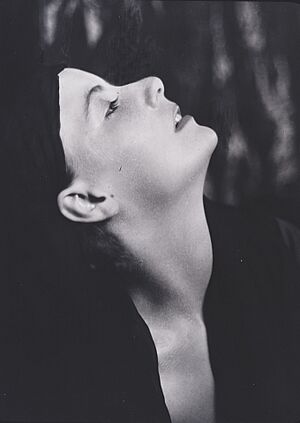 Archivo:Portrait photograph of Greta Garbo