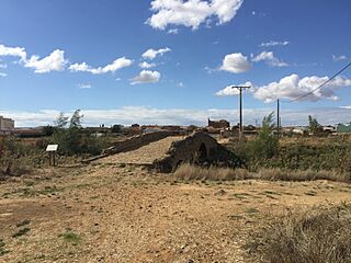 Puente Romana Becilla de Valderaduey, pueblo y iglesia detrás.jpg