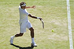 Archivo:Roger Federer at the 2009 Wimbledon Championships 08