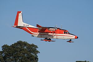 Archivo:Skytraders (VH-VHA) CASA C-212-400 Aviocar at Sydney Airport
