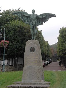 Archivo:Statue Santos Dumont Saint-Cloud