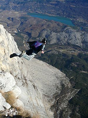 Archivo:Steph Davis wingsuit BASE brento