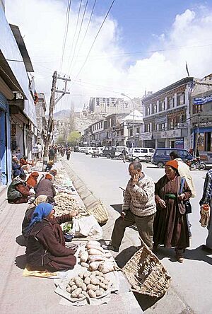 Archivo:Street vendors in Leh, Ladakh, India (2001)