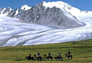 Archivo:Tavan Bogd Mountain