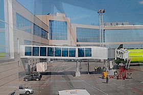 Archivo:Telescopic boarding ladder. Domodedovo airport