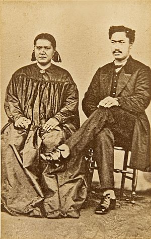Archivo:Teriimaevarua II and husband, 1870 (restored)