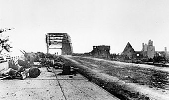 Archivo:The vital bridge at Arnhem after the British paratroops had been driven back