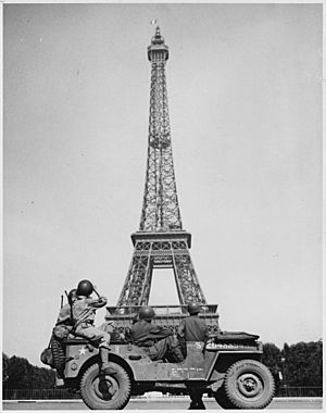 Archivo:WWII, Europe, France, "American soldiers watch as the Tricolor flies from the Eiffel Tower again" - NARA - 196289