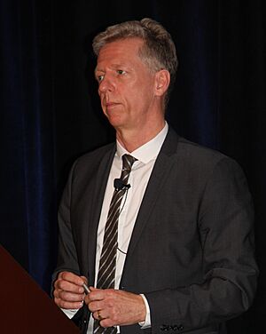Archivo:2015JamesOrbinski