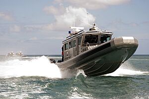 Archivo:A Royal Antigua and Barbuda Defense Force Coast Guard 380X Defender All-Weather Interceptor high-speed boat breeches the wake of another vessel May 24, 2013, during the maritime operations phase of Tradewinds 130524-N-HP195-034