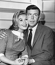 Archivo:Andy Griffith and Sue Ane Langdon, Andy Griffith Show 1962