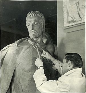 Archivo:Antonio Cano modelando Alonso Cano Granada 24-11-1943